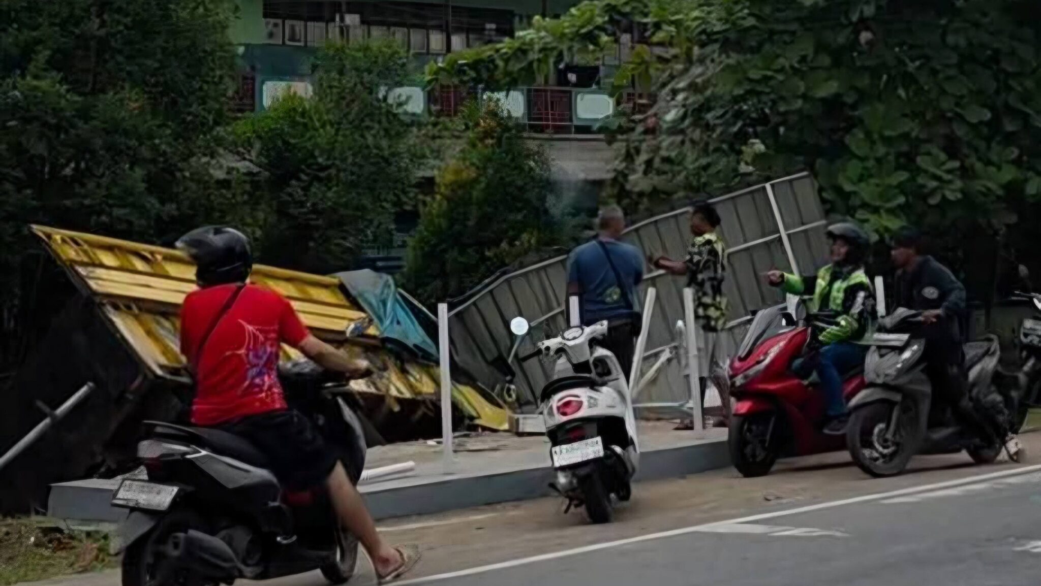 Truk Tabrak Halte Depan SDN 06 di Jalan Adi Sucipto Kubu Raya