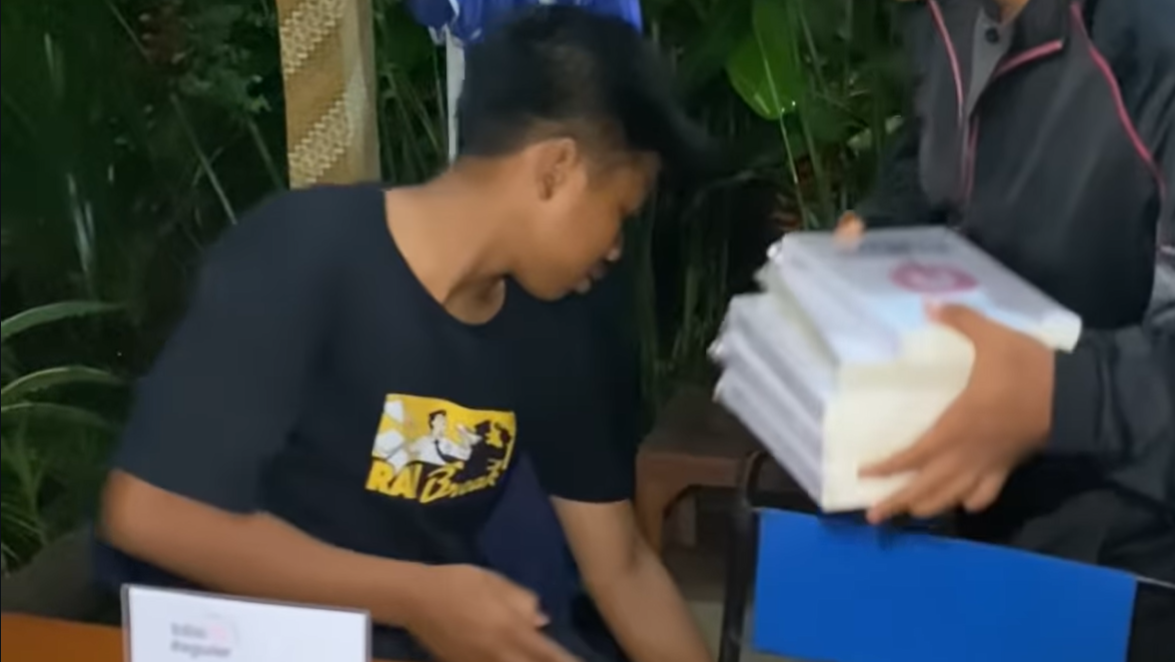 Demokrasi Mundur di Madiun? Diskusi Buku "Reset Indonesia" Dibubarkan Paksa Aparat, Mobil Penulis Diteror Telur