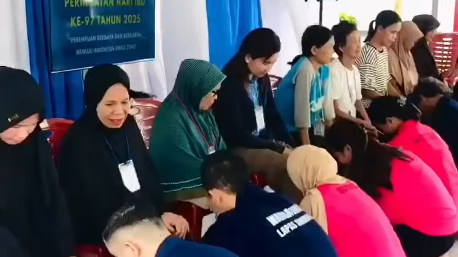 Tangis Pecah di Lapas Singkawang, 25 Narapidana Basuh Kaki Ibu: "Saya Teringat Saat Merawatnya Kecil"
