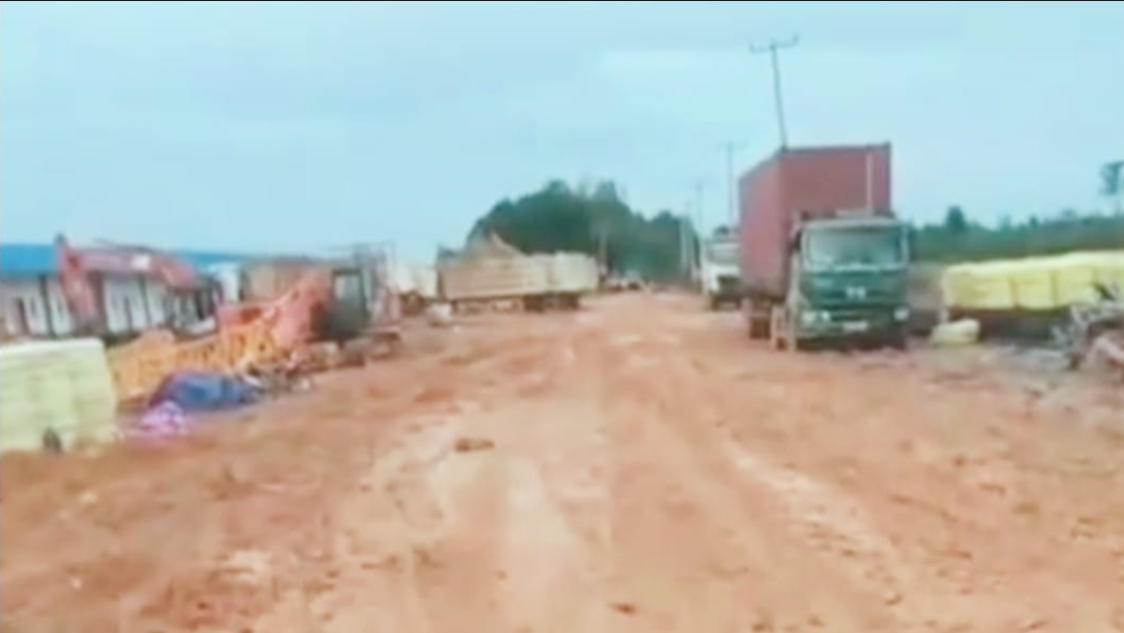 Akses Satu-satunya Lumpuh, Warga Toba Tuding Kendaraan PT WAI Biang Kerok Kerusakan Jalan