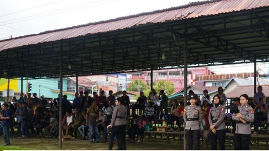 Solidaritas untuk 9 Rekan yang Diperiksa, Ratusan Warga Desa Bika Padati Polres Kapuas Hulu