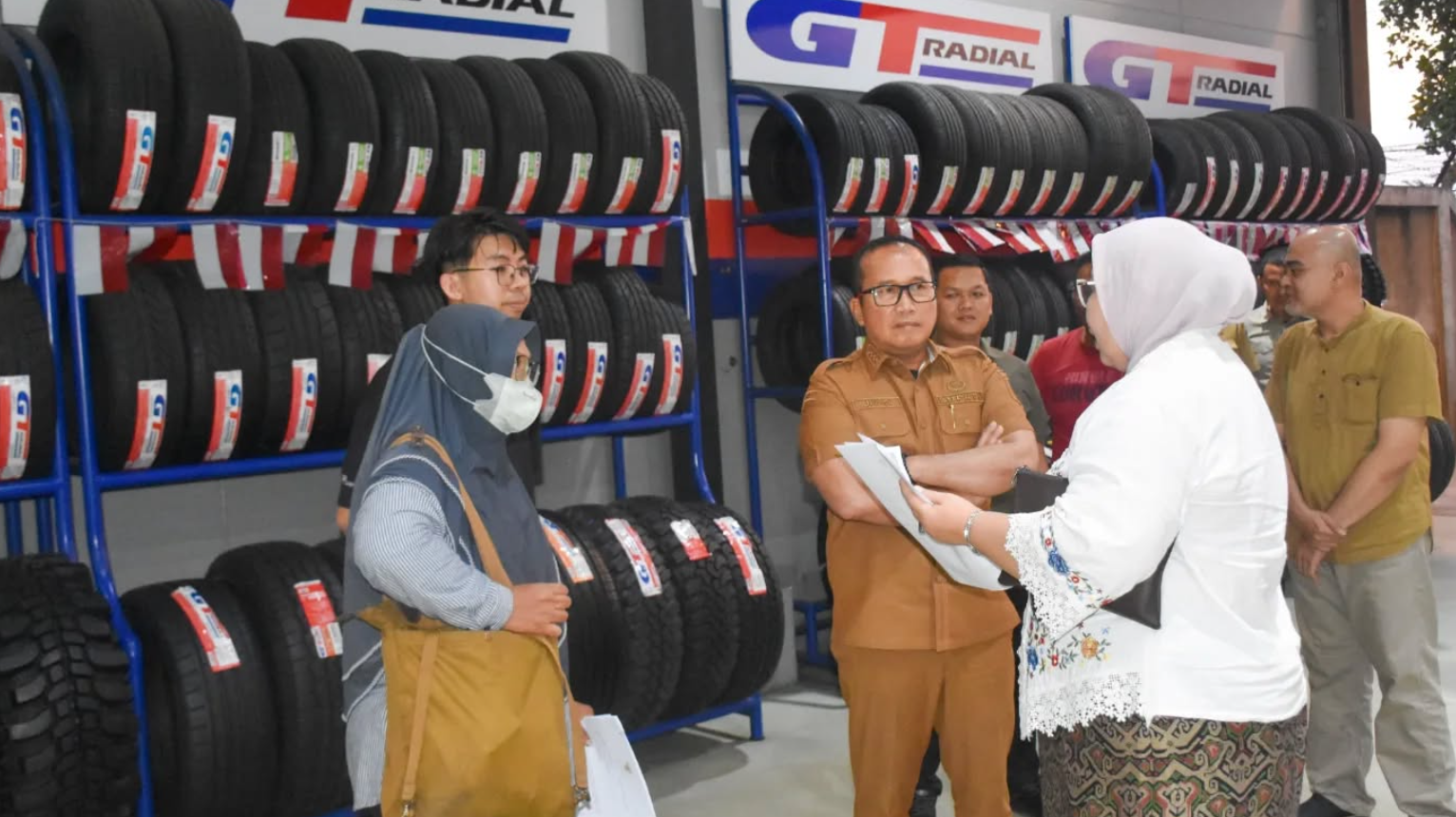 Sidak Malam, Bupati Sujiwo Ultimatum Pelaku Usaha Serdam: Patuhi GSB demi Tata Kota
