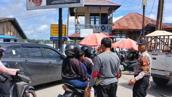 Aktivitas Pasar Sekadau Meningkat, Polisi Lakukan Pengaturan Arus Lalu Lintas