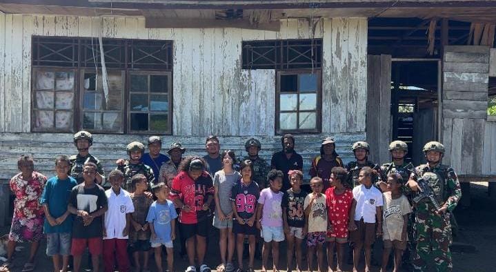 Sambut Natal di Papua, Satgas Pamtas RI–PNG Salurkan Sembako ke Warga Keerom