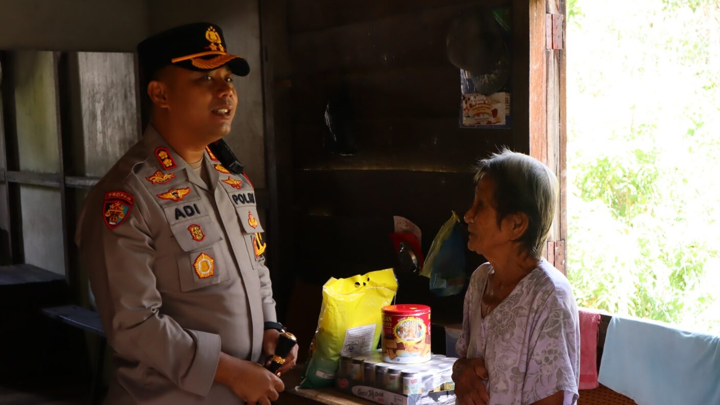 Aksi Sosial Jelang Natal: Polisi Bagikan Paket Bantuan Sosial di Kayong Utara