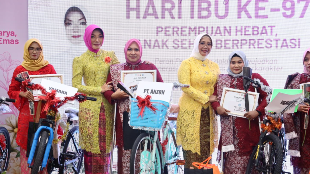 Hari Ibu ke-97, Pemkot Pontianak Beri Sepeda untuk 6 Wanita Tangguh: "Mereka Tegar Hadapi Tantangan"