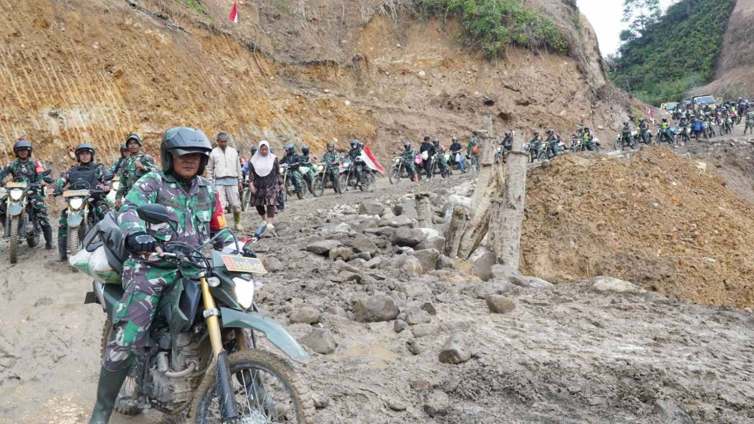 Tembus Jalur Longsor, Pasukan Trail TNI AD Angkut 10 Ton Beras ke Bener Meriah & Aceh Tengah