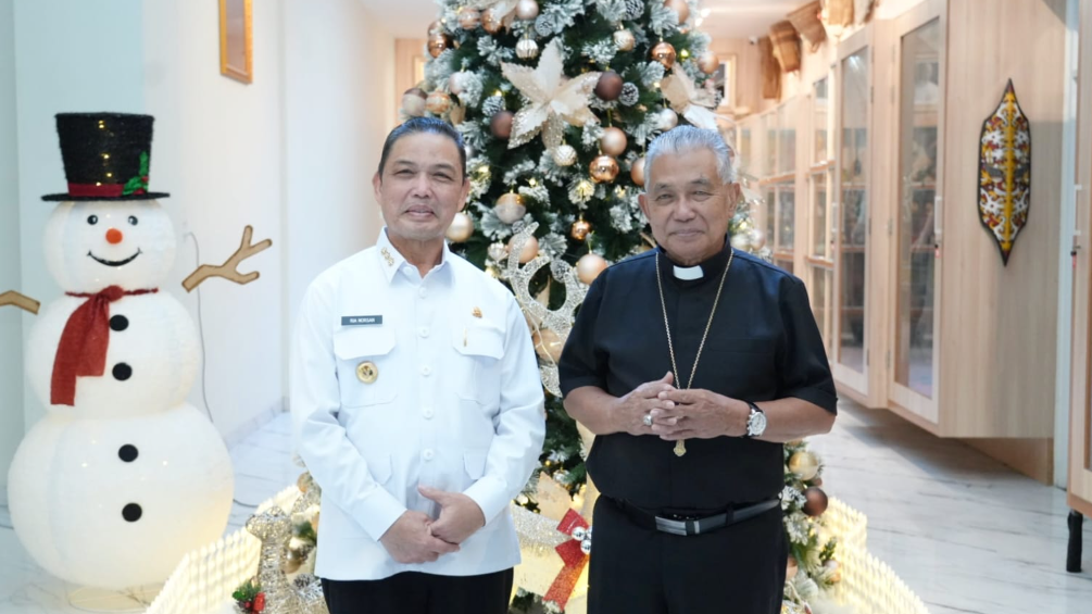 Sambangi Uskup Agung, Gubernur Ria Norsan Ajak Umat Kristiani Rayakan Natal dalam Kesederhanaan
