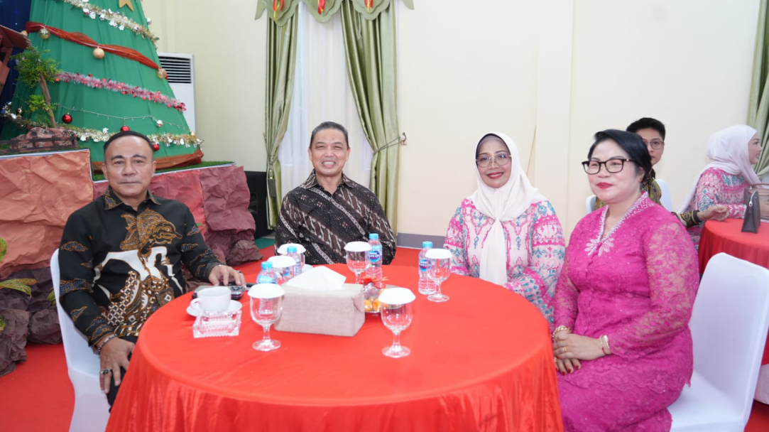Rayakan Natal di Rumah Wagub, Ria Norsan Larang Pesta Kembang Api: "Uangnya Transfer ke Korban Bencana!"