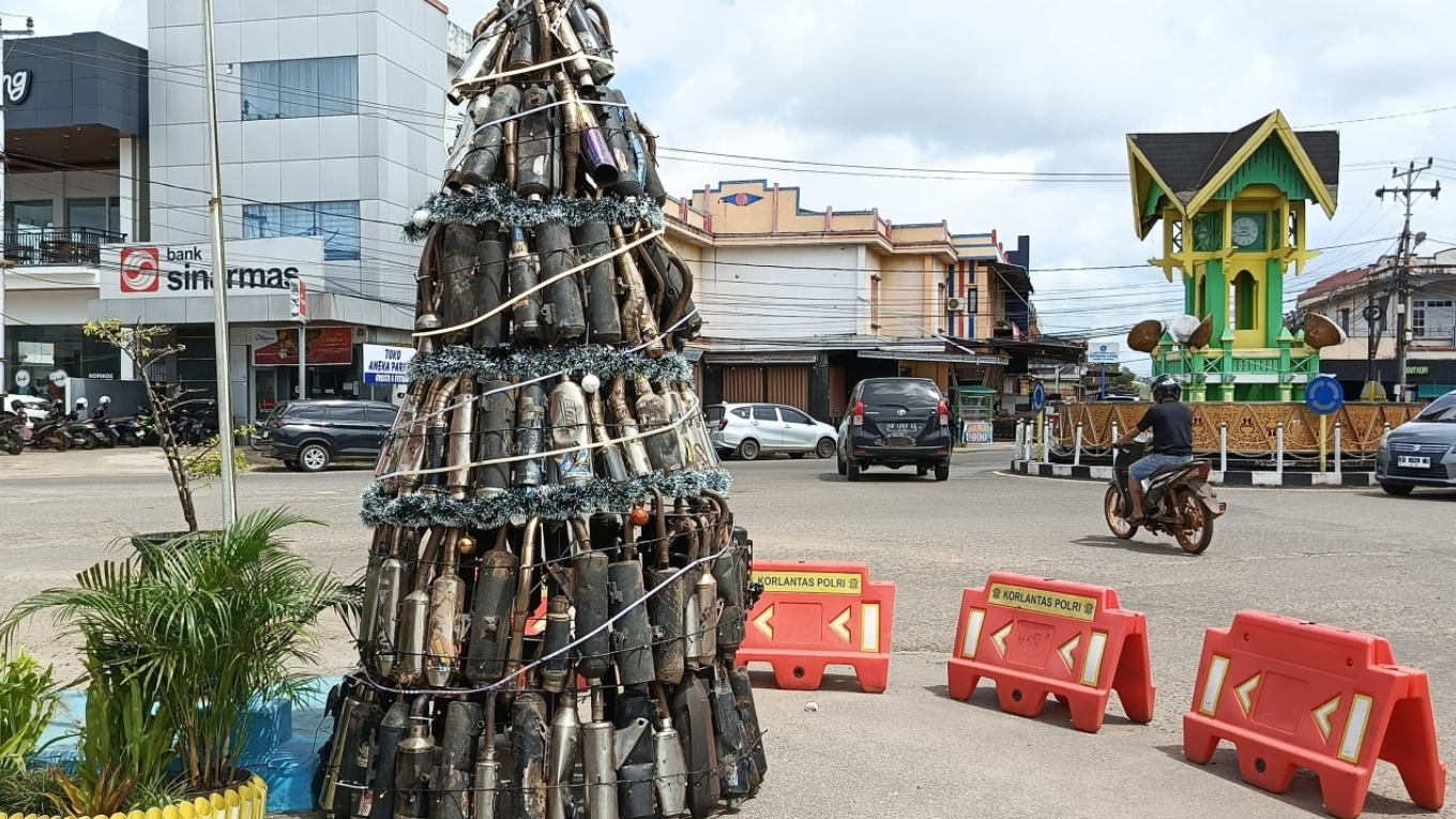 Unik! Satlantas Ketapang Sulap Ratusan Knalpot Brong Sitaan Jadi Pohon Natal Raksasa