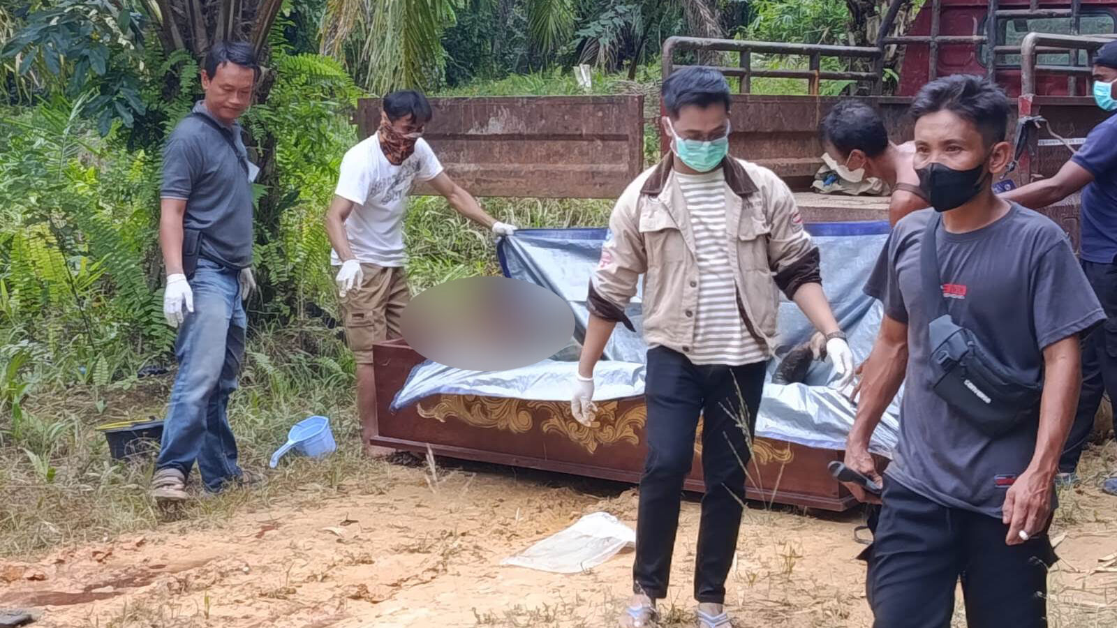 Gegerkan Warga Mukok, Jasad Pria Ditemukan Membusuk di Blok Sawit PT CNIS