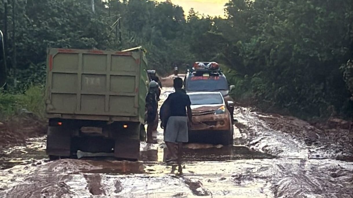 Surati 5 Perusahaan Besar, Bupati Alexander Wilyo Minta "Gotong Royong" Perbaiki Jalan Pesaguan-Kendawangan