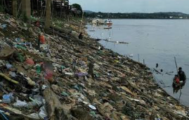 Sampah Menggunung di Bantaran Sungai Kapuas Tidak Kunjung Diangkut