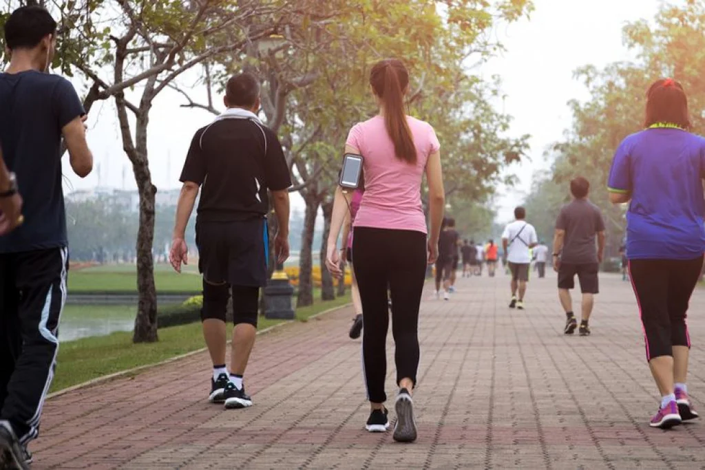 Benarkah Jalan Kaki 30 Menit Setiap Hari Bisa Menurunkan Berat Badan?