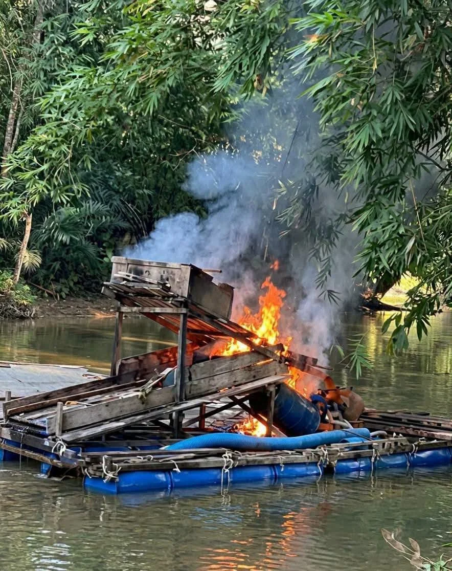 Tolak Tambang Emas Ilegal, Aksi Warga di Meliau Bakar Lanting PETI