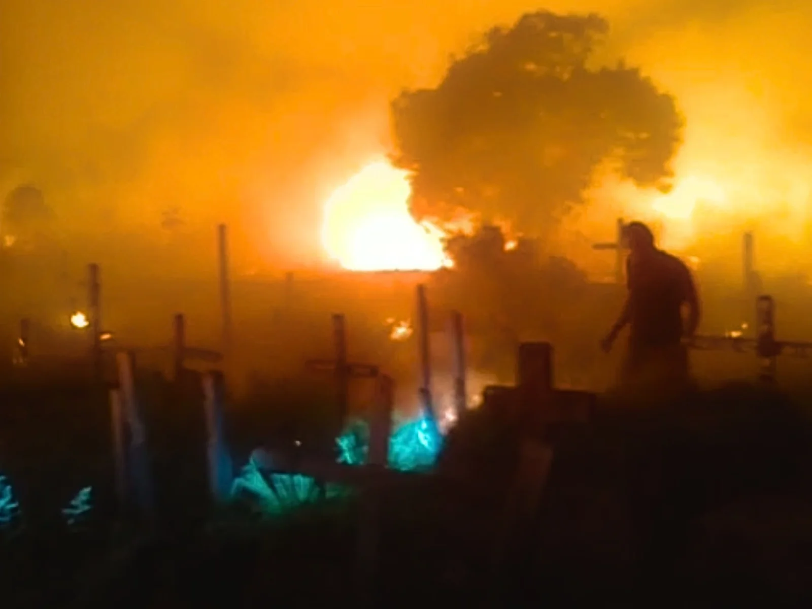 Kebakaran Lahan di Sungai Ambawang Hanguskan TPU dan Ancam Pemukiman Warga
