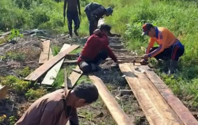 Minim Perhatian, Warga Nanga Palin Perbaiki Mandiri Jembatan di Jalan Lintas Kapuas
