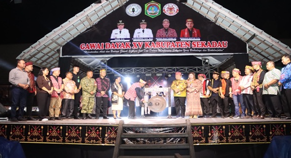 Penobatan Bujang Dara Hingga Hiburan Rakyat Semarakkan Penutupan Pekan Gawai Dayak XV