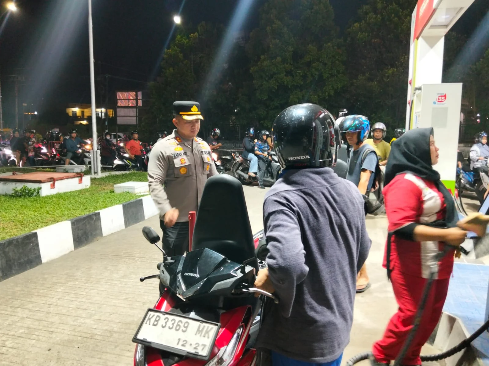 Antrean SPBU Meluap ke Jalan, Personel Kepolisian Disiagakan di Kubu Raya