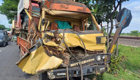 Gagal Menyalip, Truk Tabrak Trailer di Jalan Raya Wajok Hilir Mempawah