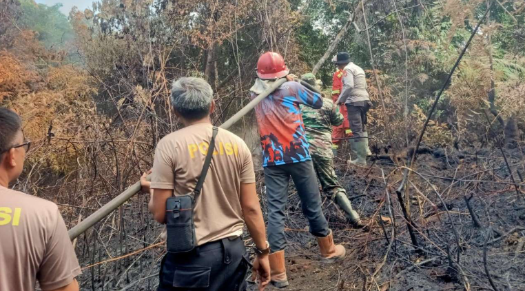 Menyisir Tikungan S Tayan Hilir: Petugas Gabungan Kembali Baku Padam dengan Api Karhutla