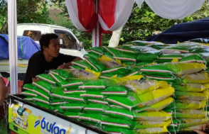 Ratusan Warga Serbu Pasar Pangan Murah di Ketapang