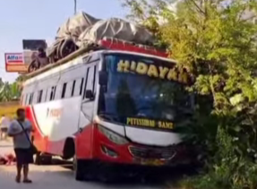 Kecelakaan Maut di Kapuas Hulu: Bus Perintis Tabrak Motor Hingga Hantam Teras Rumah, 1 Orang Tewas