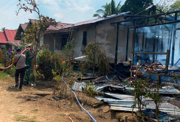 Ditinggal ke Ladang Usai Masak Umpan Babi, Rumah Warga Kembayan Ludes Terbakar