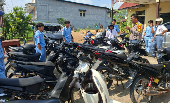Sasar Parkiran Sekolah dan Pasar, Polsek Parindu Sita 19 Sepeda Motor Berknalpot Brong