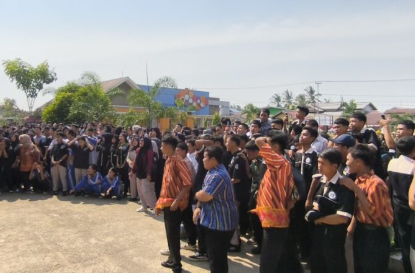 Diduga Terlibat Skandal Selingkuh, 2 Oknum Guru SMKN 1 Mempawah Hilir Didemo 700 Siswa