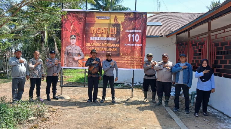Cegah Bencana Asap, Polsek Kubu Pasang Banner Imbauan di Empat Desa Rawan