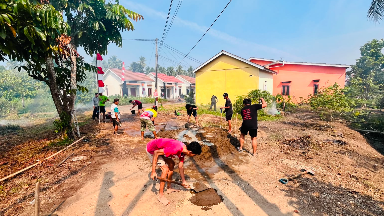 Dua Tahun Diabaikan, Warga Sungai Bemban Swadaya Perbaiki Jalan Rusak
