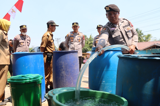 Atasi Dampak Kemarau, Bantuan Air Bersih di Ketapang Disalurkan Bersama Beras Murah dan Masker