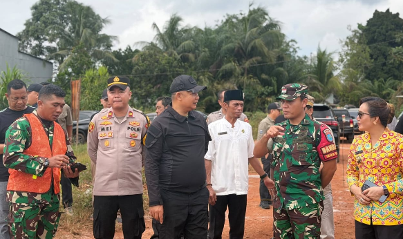 Pastikan Pembangunan Berjalan Baik, Bupati Alex Kunjungi Lokasi Jembatan Gantung Garuda
