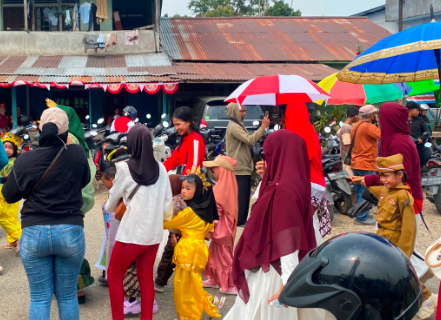 Pelajar hingga Warga Umum Ikuti Karnaval di Sekayam