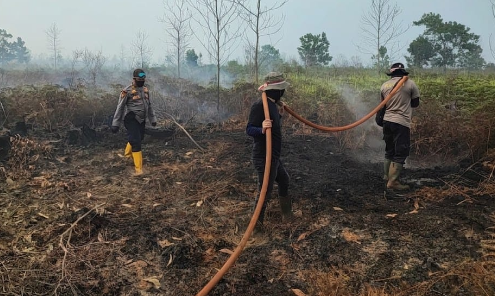 Tim Gabungan Bersama Warga Tangani Karhutla Kubu Raya