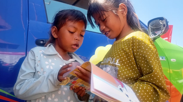 Trauma Healing dan Perpustakaan Keliling Hadir di Pengungsian Sikka