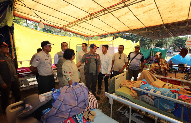 Gempa NTT M 7,7: Faskes Rusak, Pasien Puskesmas Riung Dirawat di Halaman