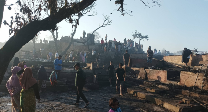 Kebakaran Hanguskan 120 Rumah Adat Desa Sade di Lombok Tengah