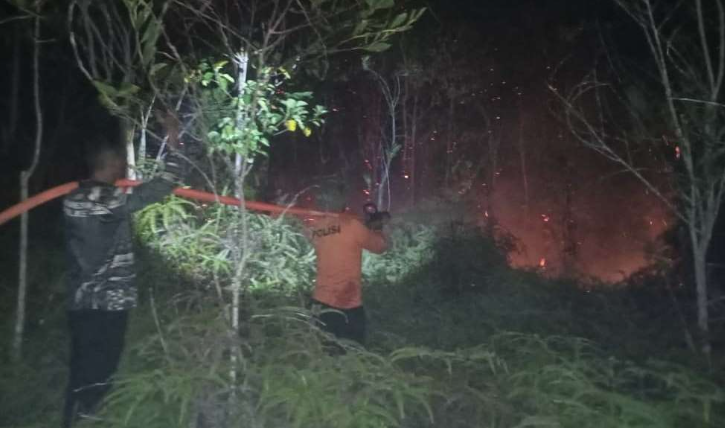 Laporan Warga Bantu Petugas Tangani Karhutla Hutan Sompu Sanggau