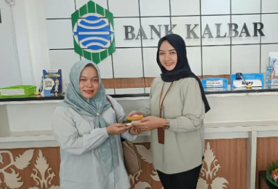 Peringati Hari Pelanggan Nasional, Bank Kalbar KCU Pontianak Bagikan Masker dan Kuliner Lokal