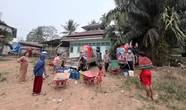 Krisis Air Bersih Meluas di Sanggau, Warga Dusun Belungai Dalam Dapat Bantuan Pasokan