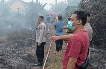 Pembakaran Sampah Sembarangan Picu Kebakaran Lahan Gambut di Pemukiman Singkawang