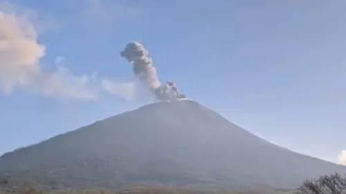 3 Gunung Api Erupsi Pagi Ini: Gunung Ibu, Ili Lewotolok, dan Semeru