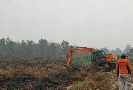 Gali Embung Darurat Pengerukan Parit Disiapkan Atasi Krisis Air Pemadaman Karhutla Di Sungai Rasau