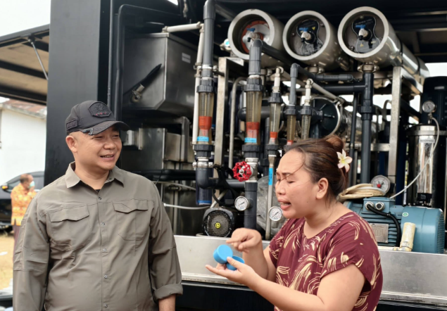 Mobil Water Treatment RO TNI Salurkan Air Siap Minum Di Desa Sungai Bakau Ketapang