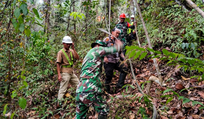 Karhutla Melanda Bukit Seraya Tayan Hilir, Medan Lereng Sulitkan Pemadaman Api