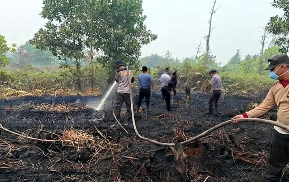 Bara Api Mengintai Akses Bandara Singkawang, Petugas Sasar Sumber Air 50 Meter dari Lokasi