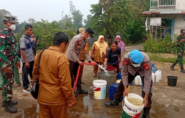 Cegah Kelangkaan Parah Petugas Minta Warga Sanggau Bijak Gunakan Air