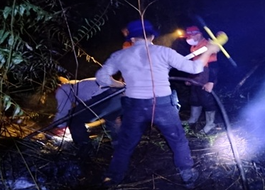 Respons Laporan Warga Petugas Padamkan Kebakaran Gambut di Sekadau